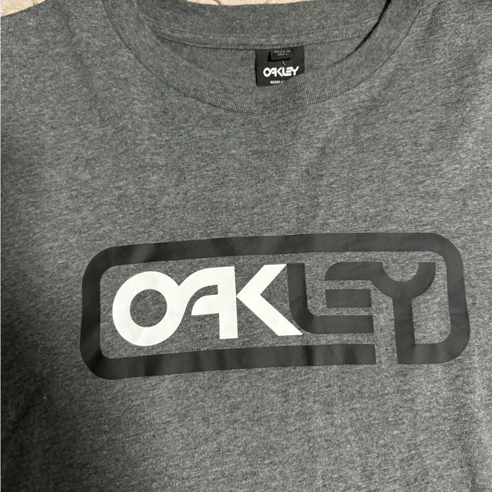 Men’s never worn without tags. Oakley tshirt